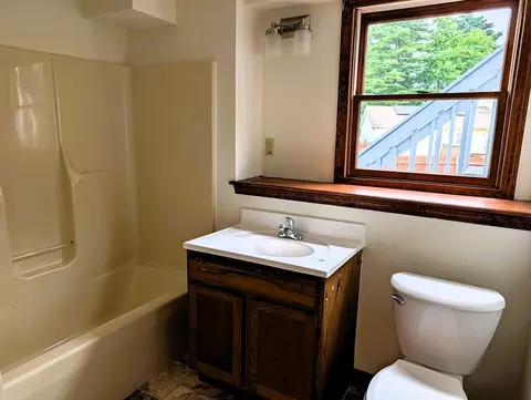 Bath - 22 Pine Needle Ln, Springfield, MA 01118 photo 4 of 4