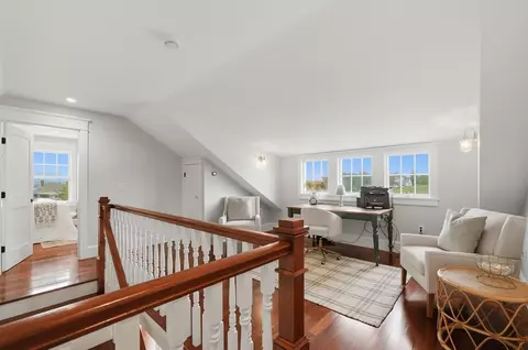 Entry Way - 8 Onset Ave, Buzzards Bay, MA 02532 photo 1 of 4