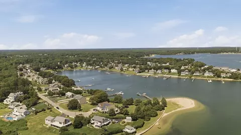 View/Area - 8 Onset Ave, Buzzards Bay, MA 02532 photo 6 of 7