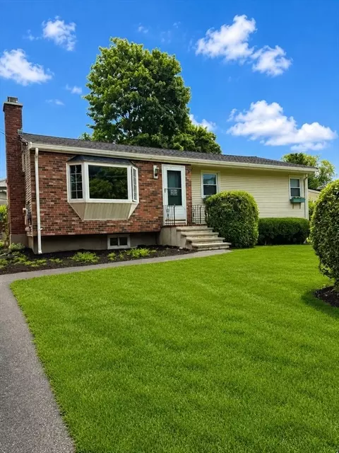 7 Hemlock Dr, Medway, MA 02053