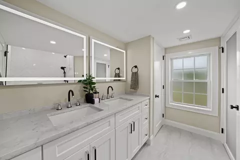 Bath - 162 High St, Danvers, MA 01923 photo 4 of 6