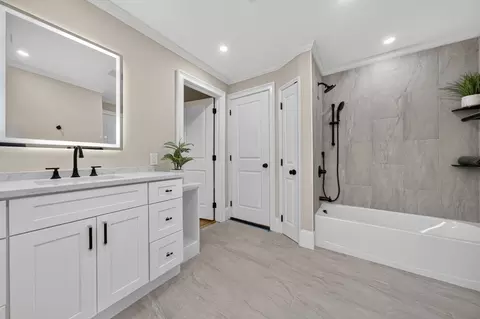 Bath - 162 High St, Danvers, MA 01923 photo 3 of 6