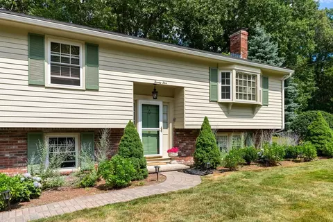 25 Lisa Ln, Reading, MA 01867 photo 4