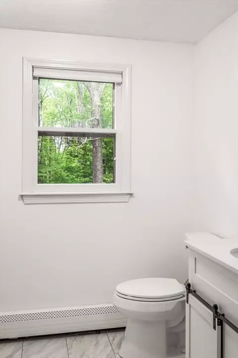 Bath - 9 Colonial Rd, Sutton, MA 01590 photo 3 of 4