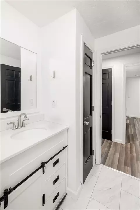Bath - 9 Colonial Rd, Sutton, MA 01590 photo 4 of 4