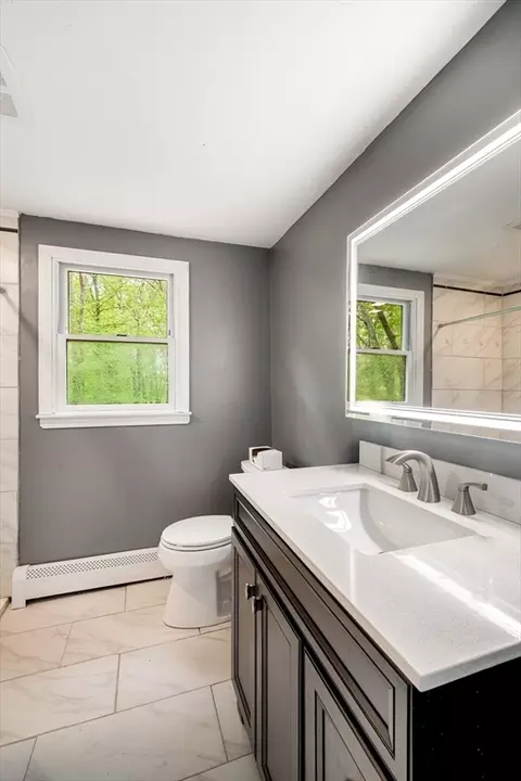 Bath - 9 Colonial Rd, Sutton, MA 01590 photo 1 of 4