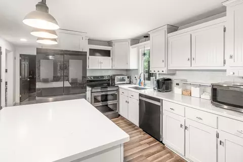 Kitchen - 9 Colonial Rd, Sutton, MA 01590 photo 2 of 3