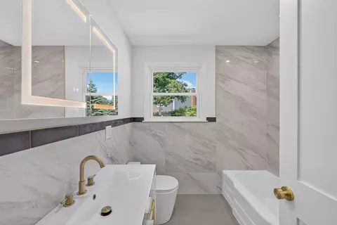 Bath - 8 Everett St, Wakefield, MA 01880 photo 1 of 3