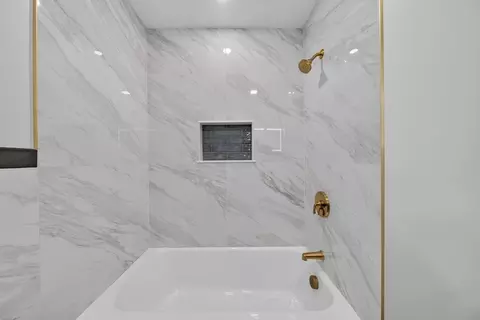 Bath - 8 Everett St, Wakefield, MA 01880 photo 2 of 3
