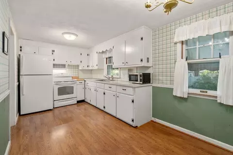 69 Mohawk Dr, Springfield, MA 01129 photo 3
