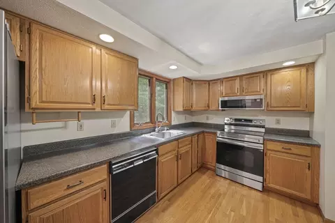 Kitchen - 5 Windemere Dr, Mansfield, MA 02048 photo 4 of 4