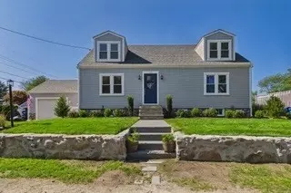 13 Hammond St, Mattapoisett, MA 02739
