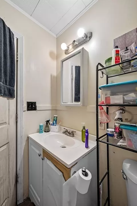 Bath - 2 Mace Pl, Lynn, MA 01902 photo 3 of 4