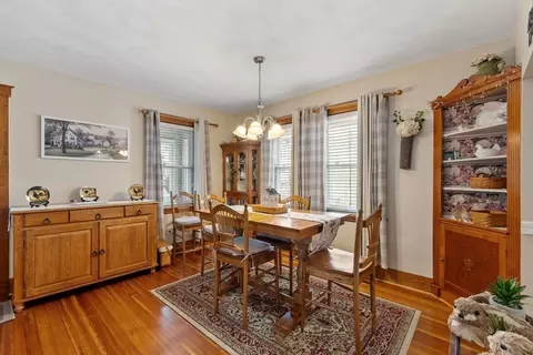 Dining - 38 Floyd St, Everett, CA 92149 photo 3 of 4