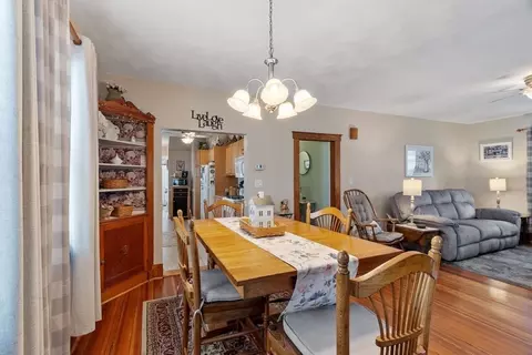Dining - 38 Floyd St, Everett, CA 92149 photo 2 of 4