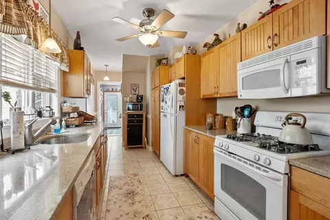 Kitchen - 38 Floyd St, Everett, CA 92149 photo 2 of 2