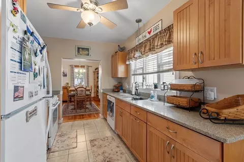 Kitchen - 38 Floyd St, Everett, CA 92149 photo 1 of 2