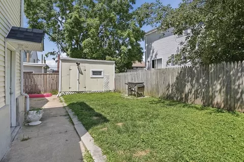 Exterior - 22 Sachem St, Fall River, MA 02724 photo 2 of 4