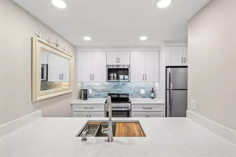 Kitchen - 26 Vineyard View Ln, Mashpee, MA 02649 photo 2 of 6