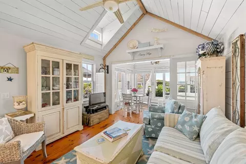 Living - 26 Vineyard View Ln, Mashpee, MA 02649 photo 3 of 5