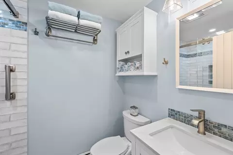 Bath - 26 Vineyard View Ln, Mashpee, MA 02649 photo 2 of 3