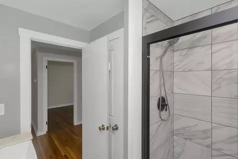 Bath - 89 Garvey Dr, Springfield, MA 01109 photo 2 of 5