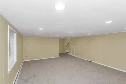 Living - 89 Garvey Dr, Springfield, MA 01109 photo 5 of 6