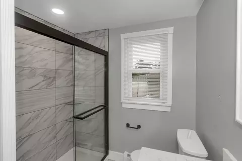 Bath - 89 Garvey Dr, Springfield, MA 01109 photo 4 of 5