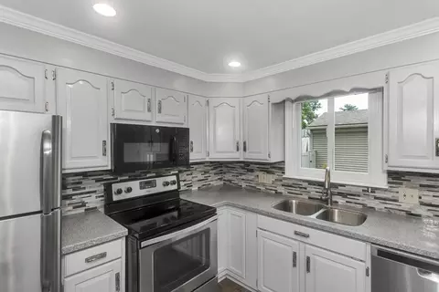 Kitchen - 89 Garvey Dr, Springfield, MA 01109 photo 4 of 5
