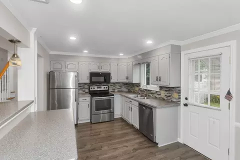 Kitchen - 89 Garvey Dr, Springfield, MA 01109 photo 2 of 5