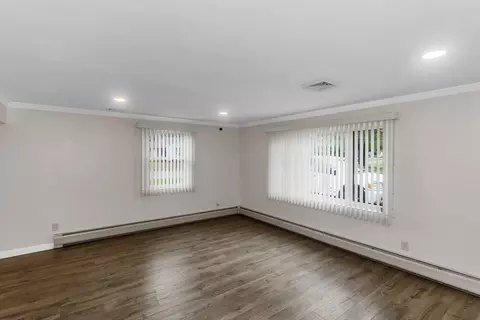 Living - 89 Garvey Dr, Springfield, MA 01109 photo 3 of 6