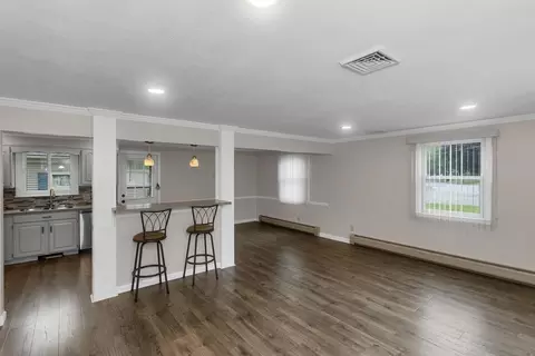 Living - 89 Garvey Dr, Springfield, MA 01109 photo 2 of 6