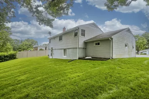 Exterior - 89 Garvey Dr, Springfield, MA 01109 photo 3 of 6