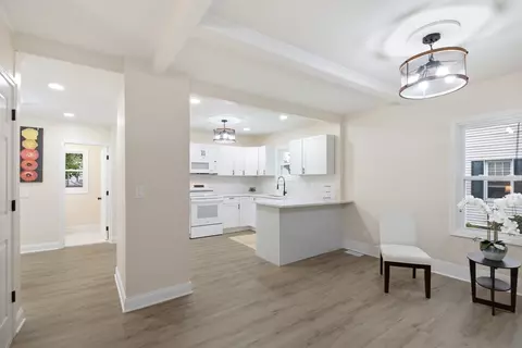 Entry Way - 32 Sargon St, Springfield, MA 01104 photo 2 of 6