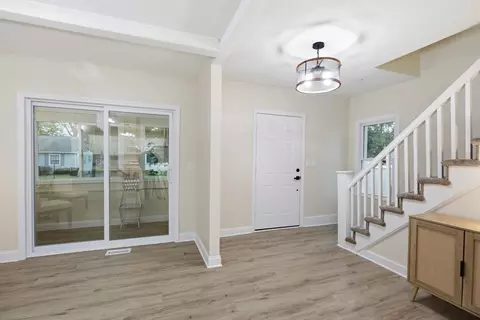 Entry Way - 32 Sargon St, Springfield, MA 01104 photo 4 of 6