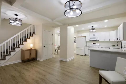 Entry Way - 32 Sargon St, Springfield, MA 01104 photo 3 of 6