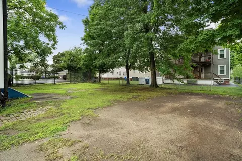 Exterior - 19 Suffolk St, Springfield, MA 01109 photo 6 of 8