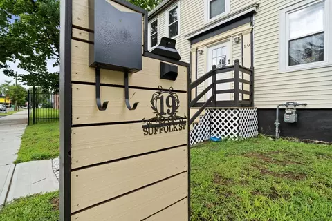 Exterior - 19 Suffolk St, Springfield, MA 01109 photo 7 of 8