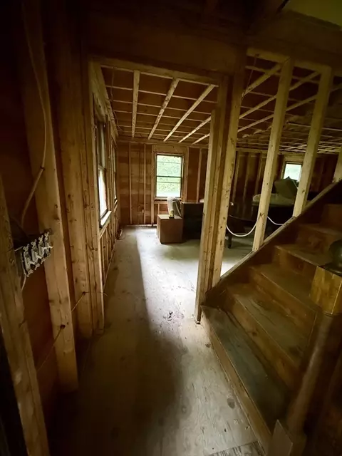 Entry Way - 324 Mendon St, Upton, MA 01568 photo 2 of 3
