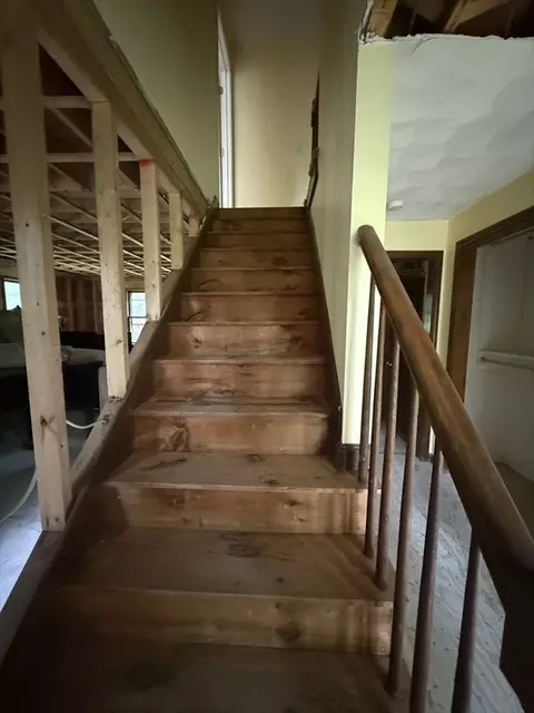 Entry Way - 324 Mendon St, Upton, MA 01568 photo 3 of 3