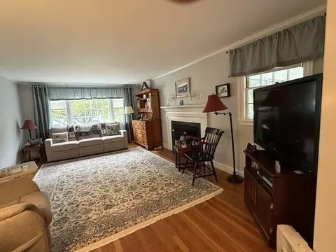 Living - 72 Eustis Ave, Wakefield, MA 01880 photo 3 of 4