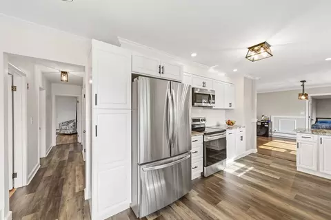 Entry Way - 5 5th Ave, Dudley, MA 01571 photo 3 of 4