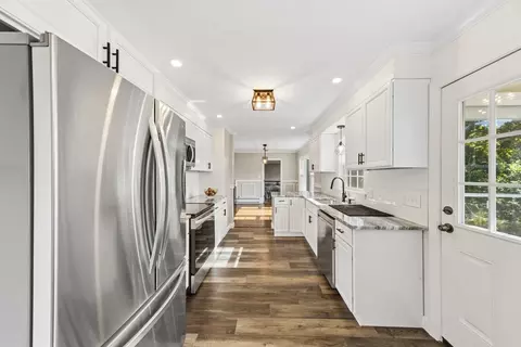 Entry Way - 5 5th Ave, Dudley, MA 01571 photo 4 of 4