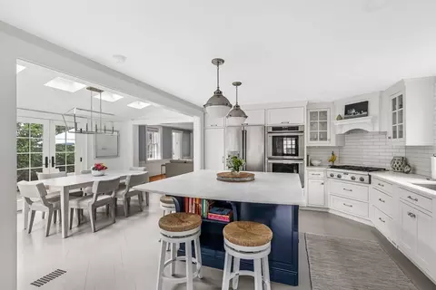 37 Lincoln St, Hingham, MA 02043 photo 4