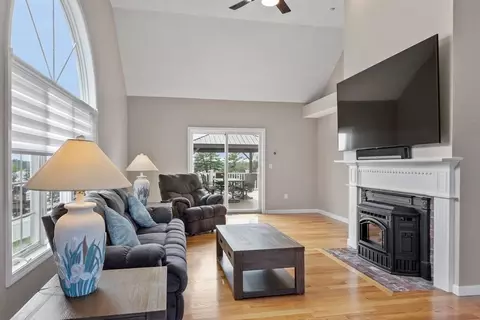 Living - 14 Lakeview Ave, Danvers, MA 01923 photo 2 of 6