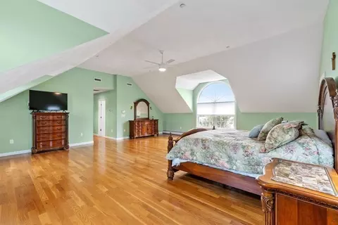 Bedroom - 14 Lakeview Ave, Danvers, MA 01923 photo 2 of 7