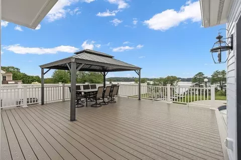Exterior - 14 Lakeview Ave, Danvers, MA 01923 photo 4 of 8