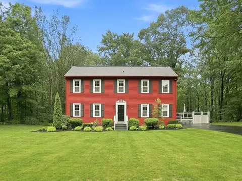 7 Leela Ln, Rochdale, MA 01542