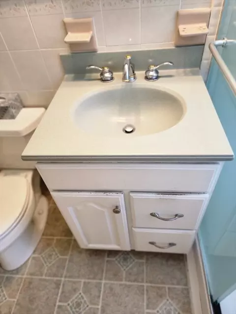 Bath - 39 Everett Ave, Webster, MA 01570 photo 2 of 4