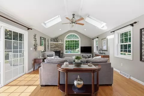Living - 37 Squirrel Rd, Springfield, MA 01108 photo 4 of 6
